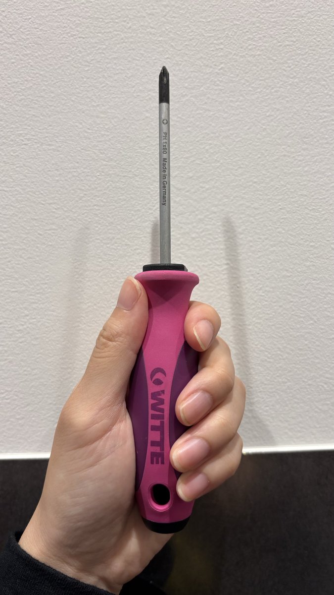 おはようございます☀

ドイツWITTE（ヴィッテ）社のドライバー。
様々なシリーズがあるのですが、個人的にコルクグリップのドライバー（3枚目）がかなり使い心地が良くて好きでした！

大きいサイズになるとよりトライアングル形状が強くなるので、グリップはかなり太めです。（小さいサイズは細身）