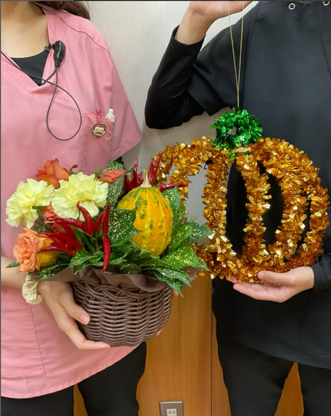 endodc's tweet photo. ハロウィンのフラワーアートがとても可愛いので紹介します🎃カボチャと唐辛子が入っていてハロウィンっぽいです🌶️

#衛生士のたまご #歯科医師 #岐阜県関市 #岐阜県 #岐阜県歯医者 #歯科衛生士 #歯科衛生士募集 #歯科医院 #歯科クリニック #矯正歯科 https://t.co/EPbhyjsNG7