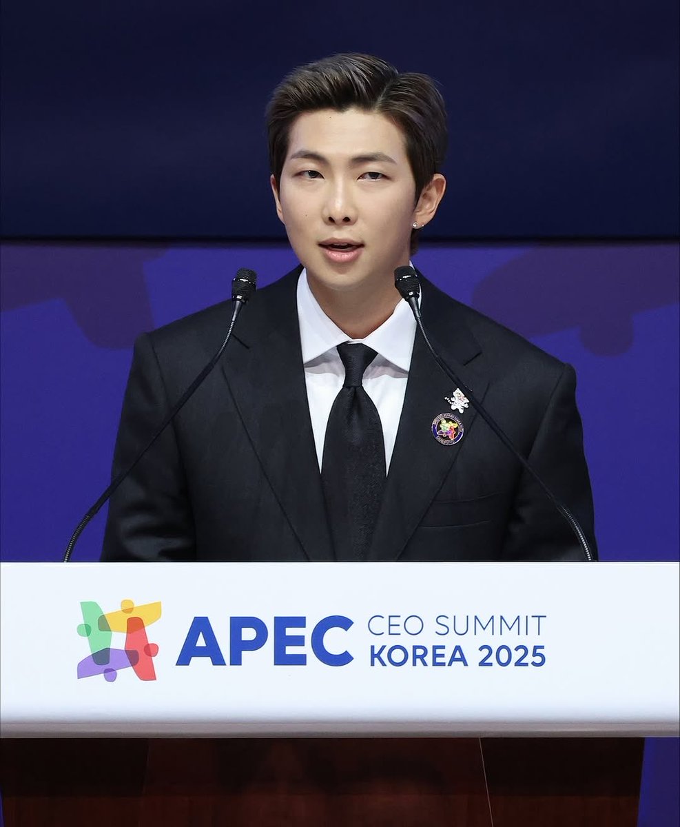 WORLDMUSICAWARD's tweet image. #RM makes history as the 1st K-Pop Singer to speak at the APEC CEO Summit, and urges World leaders to support Global creatives in heartfelt speech! 💪🥇🇰🇷👨‍🎤🎤🗣️🌎🌐🐐👑💜
“As a creator and artist of this generation, I’d like to use this opportunity to make a request to the…