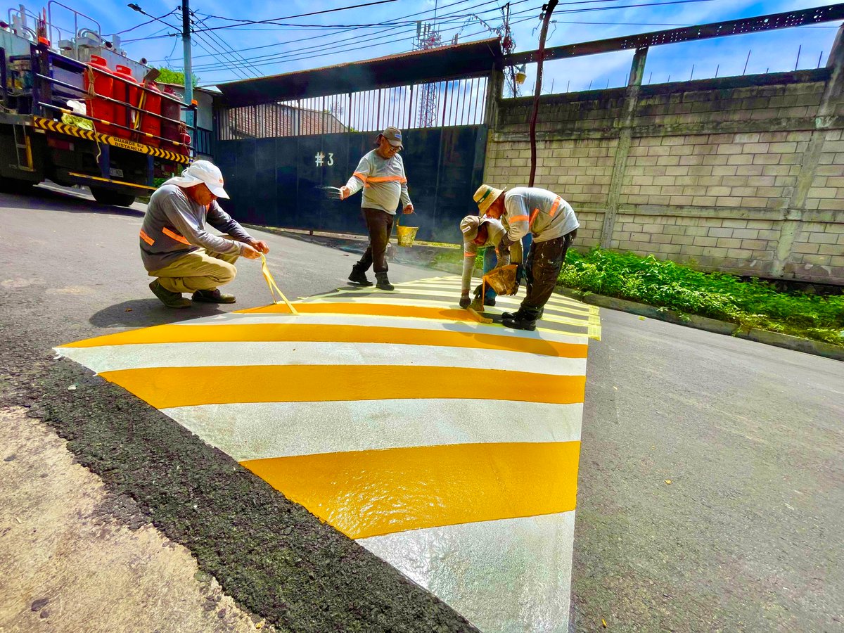 joseurbinasv's tweet photo. ✅️ Cuidamos a los estudiantes y peatones con calles nuevas y debidamente señalizadas en Apopa,  esta es la Avenida Tecana, una vía que estuvo en abandono por décadas, pero nosotros la recuperamos y hoy la historia es diferente. 

Paso a paso y calle por calle escribimos una nueva historia en San Salvador Oeste