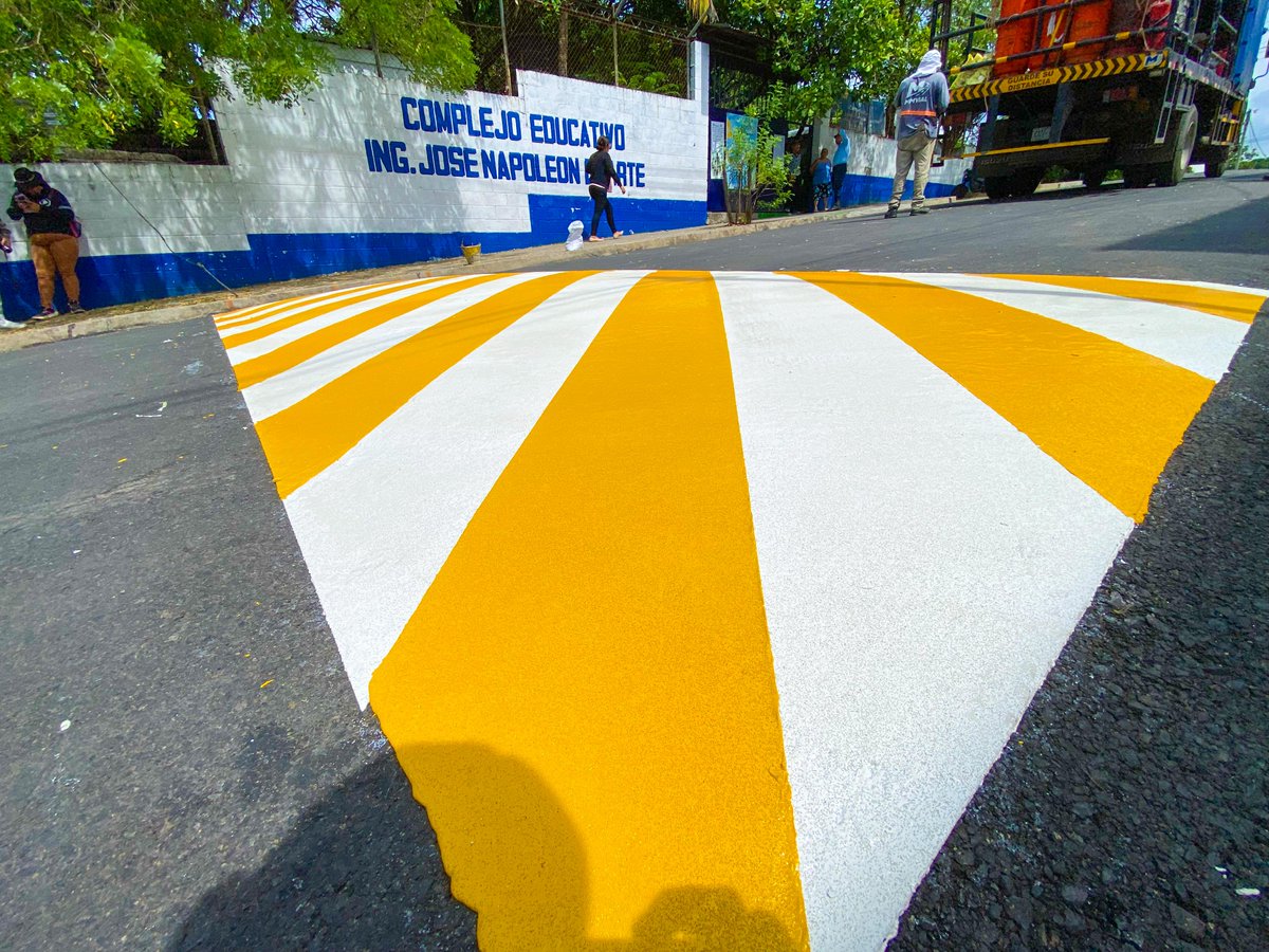 joseurbinasv's tweet photo. ✅️ Cuidamos a los estudiantes y peatones con calles nuevas y debidamente señalizadas en Apopa,  esta es la Avenida Tecana, una vía que estuvo en abandono por décadas, pero nosotros la recuperamos y hoy la historia es diferente. 

Paso a paso y calle por calle escribimos una nueva historia en San Salvador Oeste