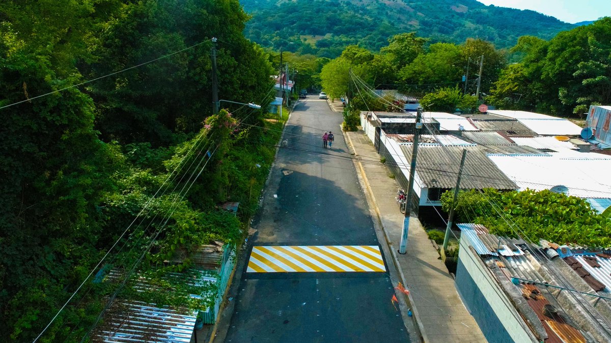 joseurbinasv's tweet photo. ✅️ Cuidamos a los estudiantes y peatones con calles nuevas y debidamente señalizadas en Apopa,  esta es la Avenida Tecana, una vía que estuvo en abandono por décadas, pero nosotros la recuperamos y hoy la historia es diferente. 

Paso a paso y calle por calle escribimos una nueva historia en San Salvador Oeste