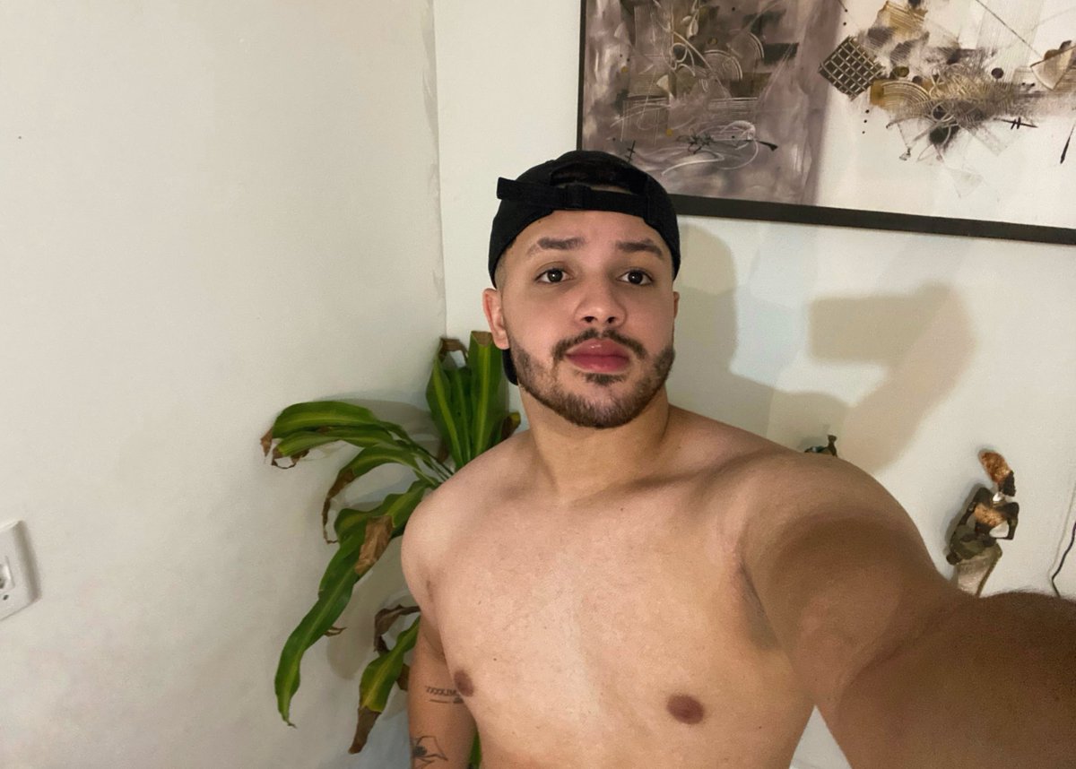 phgomrx's tweet photo. não sei se deixo a barba baixinha, ou deixo crescer mais https://t.co/QuKTc5Tju7