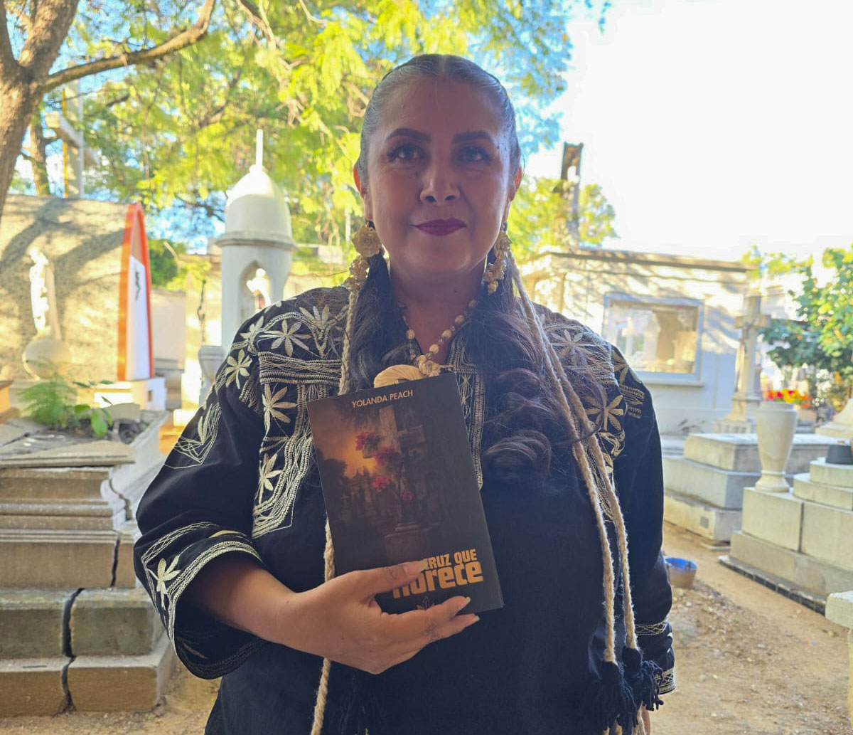DiarioMarcaOax's tweet photo. Yolanda Peach presentó su primer libro “La cruz que florece” en el Panteón San Miguel.

🟢 La obra de la periodista oaxaqueña fue semifinalista en la XI edición del Mundial de Escritura.

📸 @fotoesMax 

🔗 Más en: https://t.co/MzhyvWUcwL https://t.co/txQZyGnsrx