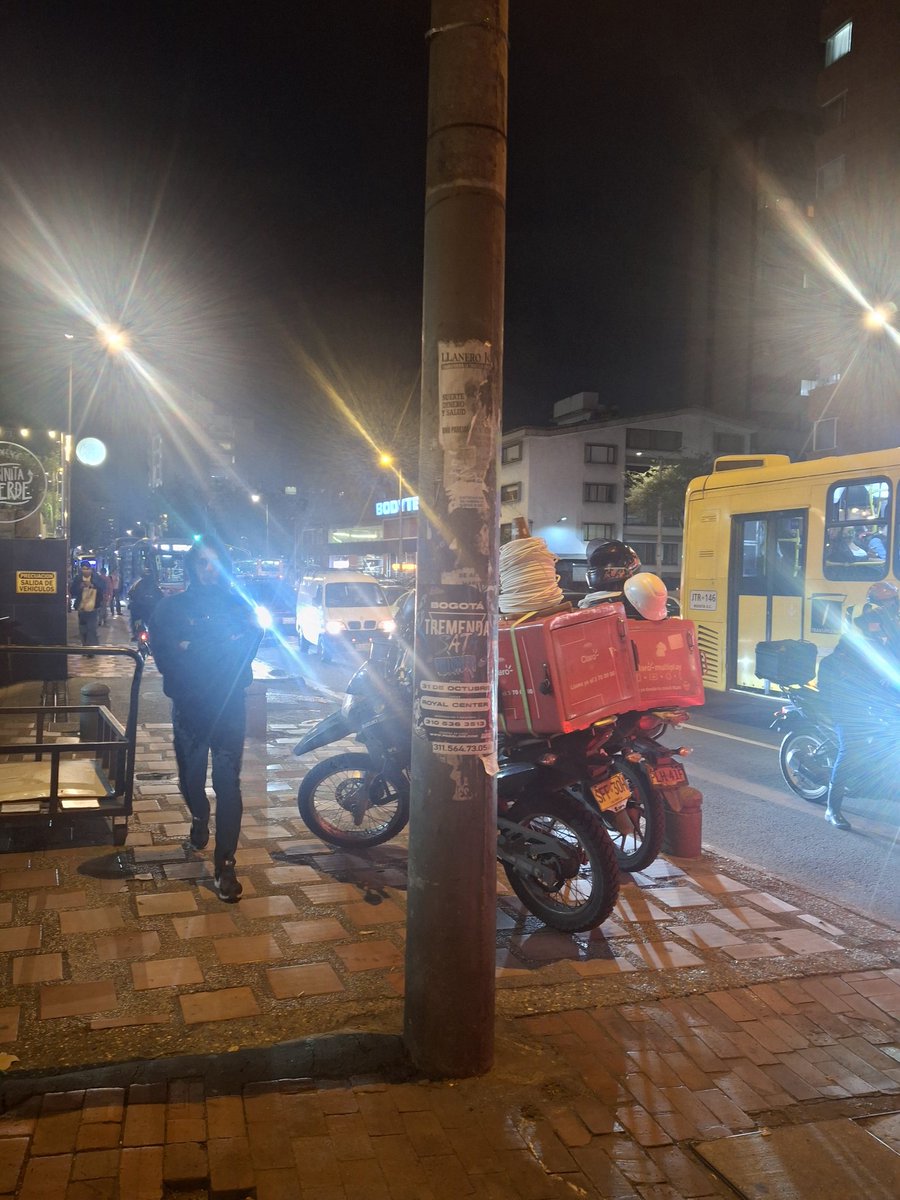 alunavil's tweet photo. Apropósito del #DíaMundialdelasCiudades  centrado #personas contrario a @Bogota #hoy criterios como   revitalización urbana inclusiva y sostenible. DC NO es una ciudad para  caminar: andenes tomados por privados, bicicletas,  basuras y hasta mascotas https://t.co/cil1D7gL4C