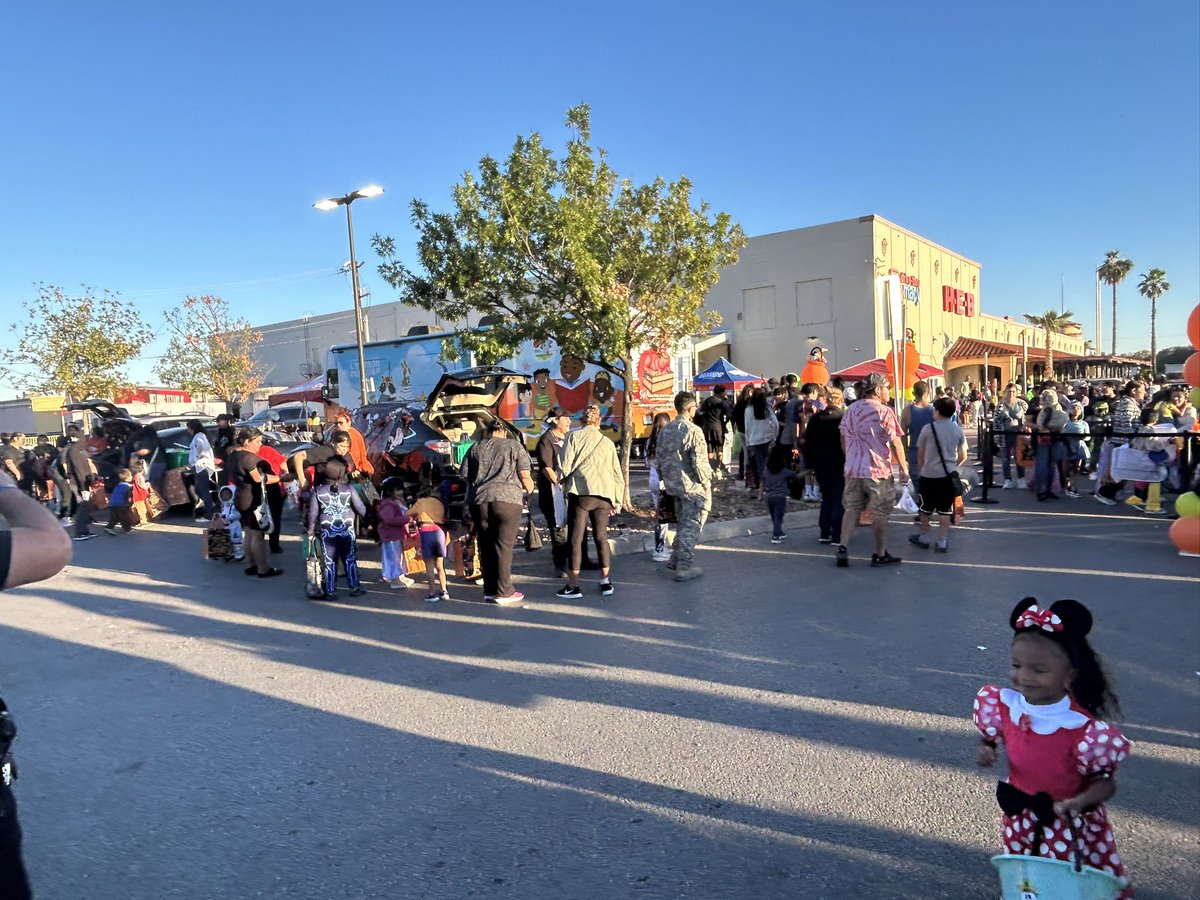 EISDFE's tweet image. A big thank you to @HEB Las Palmas for inviting us to your Trunk or Treat! 👻
It was a spooktacular event filled with fun, creativity, and community spirit. We loved being part of it! 💙🕸️ @EISDofSA @DrH_OnTheEdge 
#EISDFamilies #CommunityEngagement #SpooktacularFun