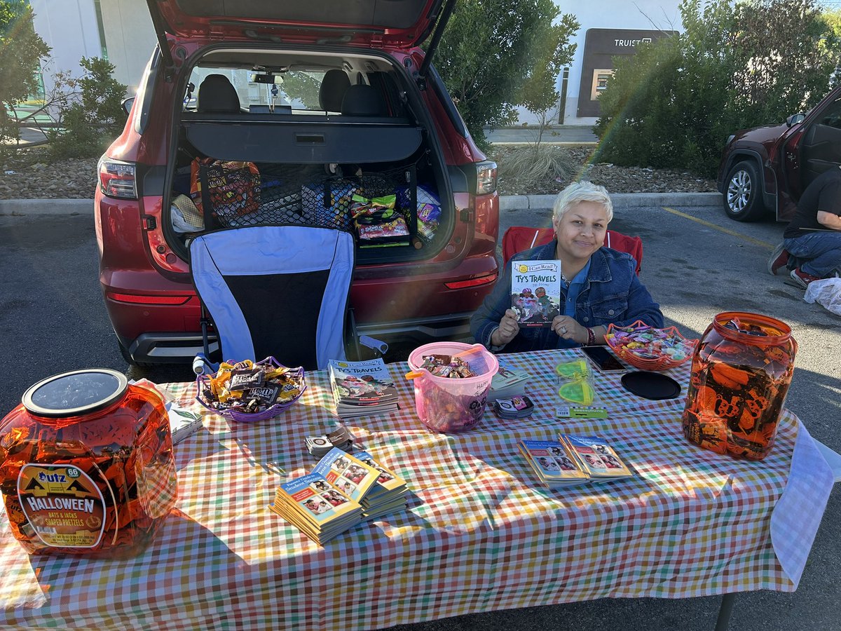 EISDFE's tweet image. A big thank you to @HEB Las Palmas for inviting us to your Trunk or Treat! 👻
It was a spooktacular event filled with fun, creativity, and community spirit. We loved being part of it! 💙🕸️ @EISDofSA @DrH_OnTheEdge 
#EISDFamilies #CommunityEngagement #SpooktacularFun