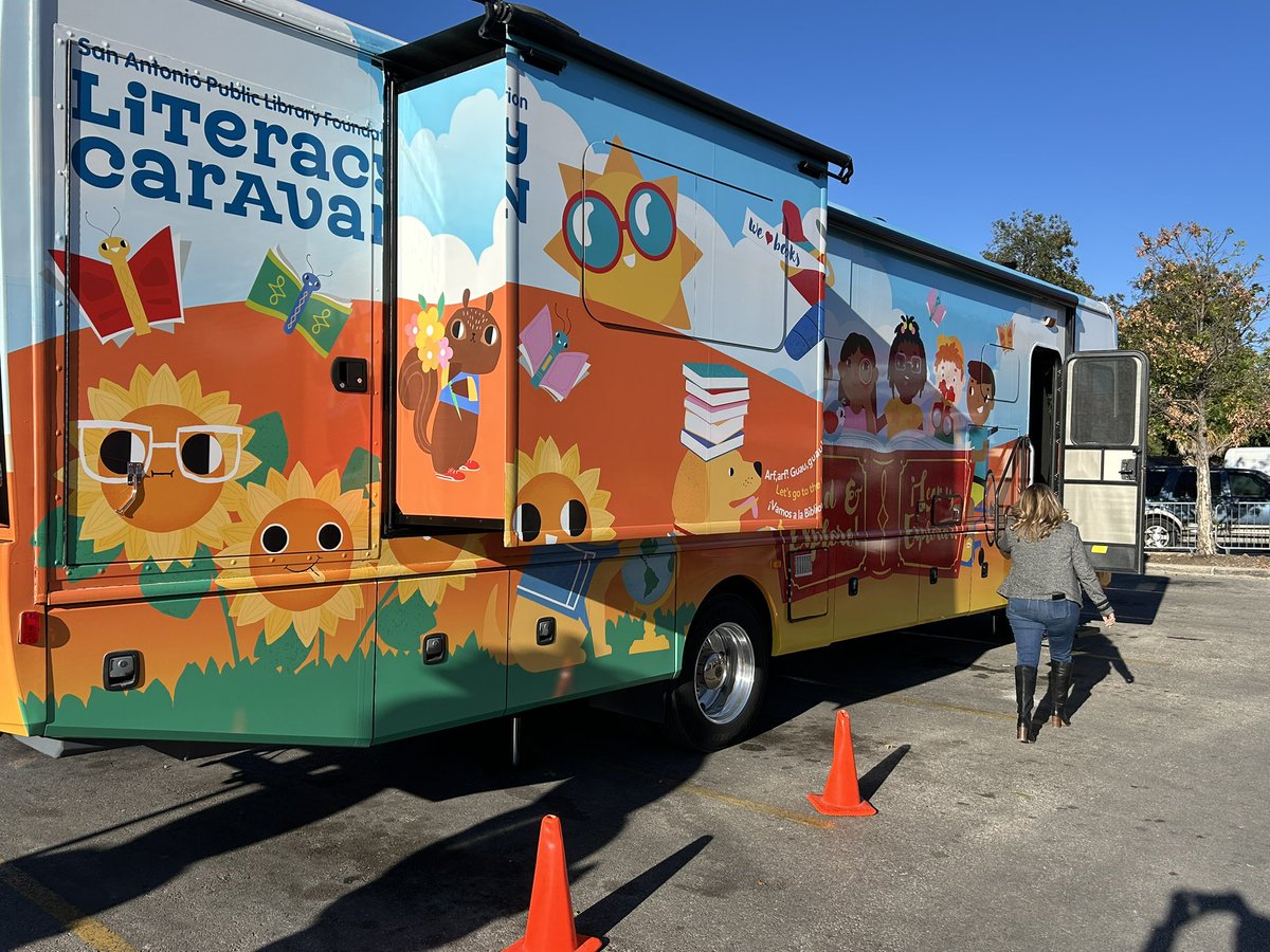 EISDFE's tweet image. A big thank you to @HEB Las Palmas for inviting us to your Trunk or Treat! 👻
It was a spooktacular event filled with fun, creativity, and community spirit. We loved being part of it! 💙🕸️ @EISDofSA @DrH_OnTheEdge 
#EISDFamilies #CommunityEngagement #SpooktacularFun
