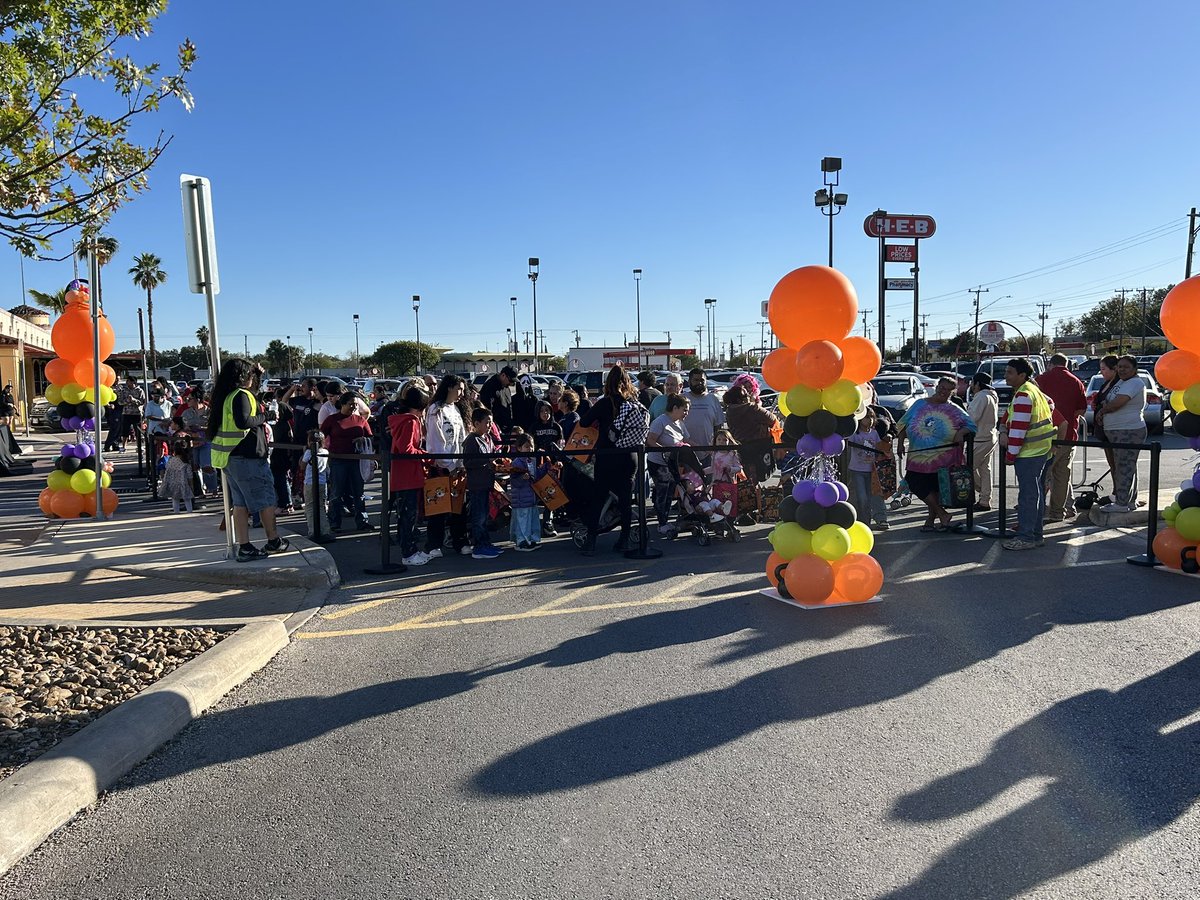 EISDFE's tweet image. A big thank you to @HEB Las Palmas for inviting us to your Trunk or Treat! 👻
It was a spooktacular event filled with fun, creativity, and community spirit. We loved being part of it! 💙🕸️ @EISDofSA @DrH_OnTheEdge 
#EISDFamilies #CommunityEngagement #SpooktacularFun