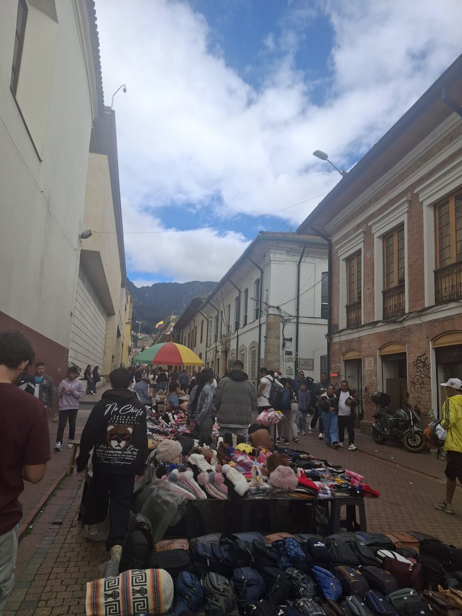 alunavil's tweet photo. Invasión del espacio publico desde halloween hasta navidad. En serio, no entiendo de que estamos hablando...si no se hace una real transformación de las ciudades @Educacionbogota @CulturaenBta https://t.co/KNkVBHKSRC