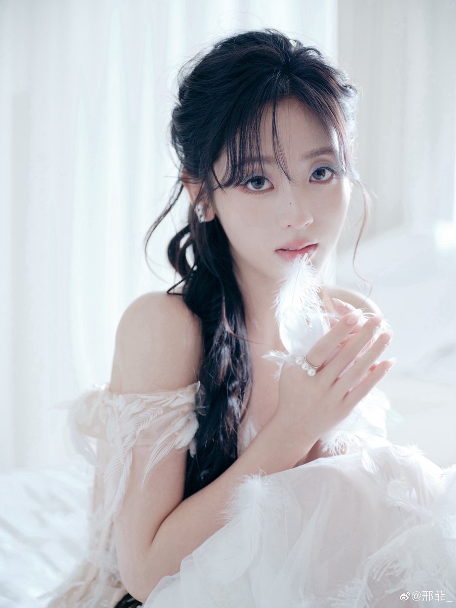 dramapotatoe's tweet photo. #XingFei for ELLE Beauty Star 2025 

More - https://t.co/EMvjbsWBvO https://t.co/abjKHwUaFo