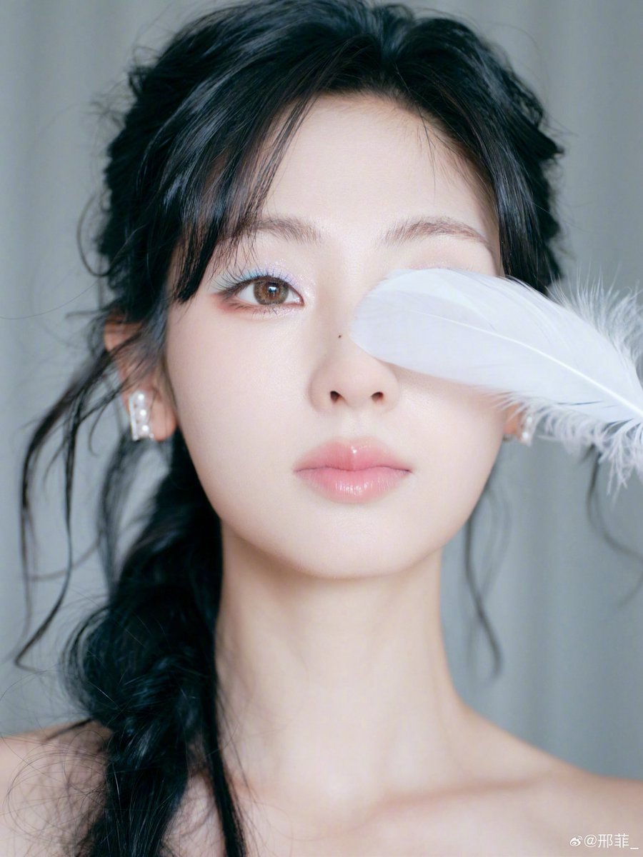dramapotatoe's tweet photo. #XingFei for ELLE Beauty Star 2025 

More - https://t.co/EMvjbsWBvO https://t.co/abjKHwUaFo