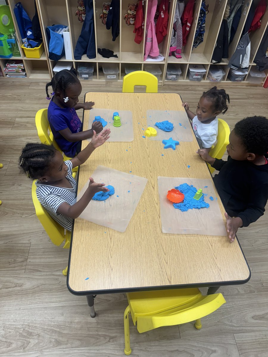 TheDanielCenter's tweet image. Exploring textures and building creativity! Our Pre-K students had a blast molding and shaping kinetic sand while strengthening their fine motor skills.

 #earlylearning #handsonfun