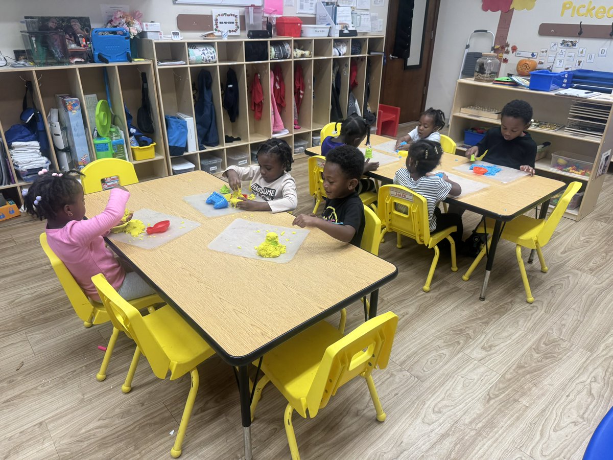 TheDanielCenter's tweet image. Exploring textures and building creativity! Our Pre-K students had a blast molding and shaping kinetic sand while strengthening their fine motor skills.

 #earlylearning #handsonfun