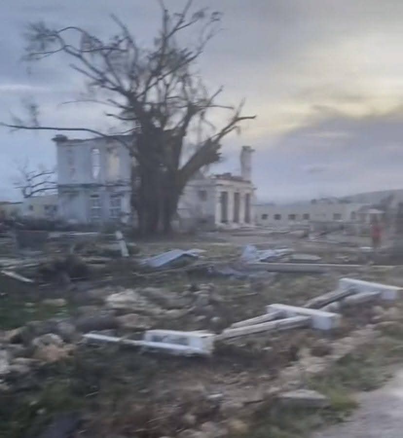 The St Elizabeth Parish Courthouse; September and October.