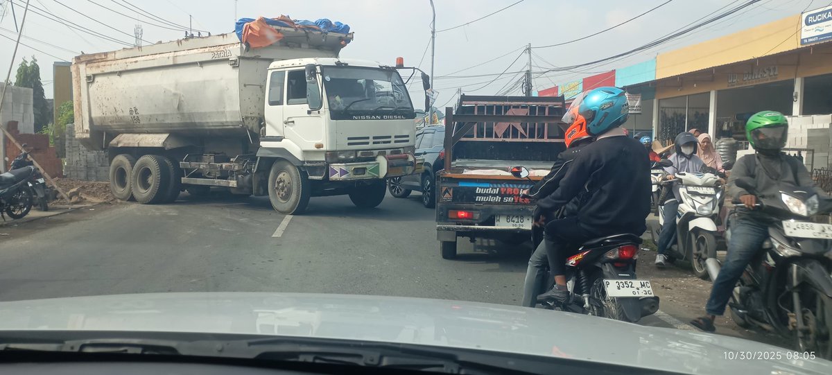 tiawarman's tweet photo. Truk melintang di raya petiken, lalu lintas terhambat https://t.co/qqSnHrHtQY