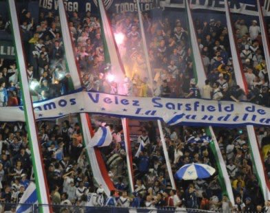 Quizás ustedes eran muy chiquitos pero una vez a Vélez le clausuraron el estadio por usar un par de bengalas (literal) 
Nos mandaron a jugar en la bombonera cuartos de Libertadores…
Club siempre olvidado por Dios
