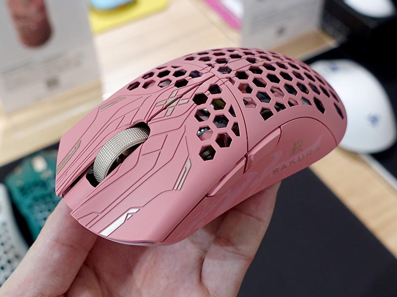 watch_akiba's tweet image. 更新：Finalmouseの軽量ゲーミングマウス「UltralightX」に新色“Sakura”登場 akiba-pc.watch.impress.co.jp/docs/news/news… #ゲーミングマウス #Finalmouse