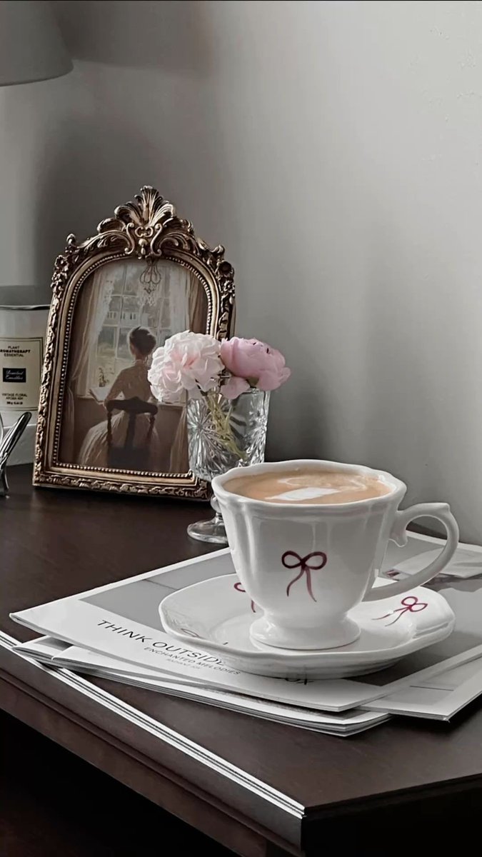 ☀️ صباح الامتنان 🌿
هُناك لحظات يوميّة تستحق أن نُجدد الشكر لها دائمًا؛
سكينةُ القلب في الصباح، وراحةُ الروح بعد الصلاة،
ضحكات العائلة وأحاديثهم،
وقتك مع هوايتك، وجبتك الدافئة المفضلة،
وهدوء غرفتك في نهاية اليوم.

تفاصيل بسيطة… لكنها تمنح الحياة معنى أجمل 🤍

#صباح_الخير