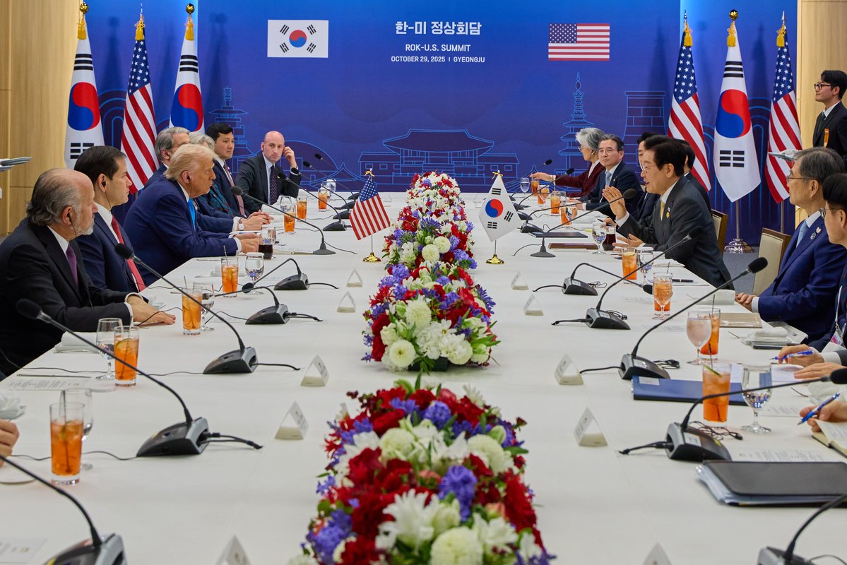 Jaemyung_Lee's tweet image. 아주 멋지고 아름다운 협상이었습니다.
이번 정상회담은 양국 간 신뢰와 협력을 더욱 굳건히 하며, 미래지향적 한미동맹 발전의 새로운 전기를 마련하는 황금같은 시간이었습니다.
특히 도널드 트럼프 대통령께 깊은 감사의 마음을 전합니다. 오래도록 이어져온 우정과 협력 속에서 한미동맹의…