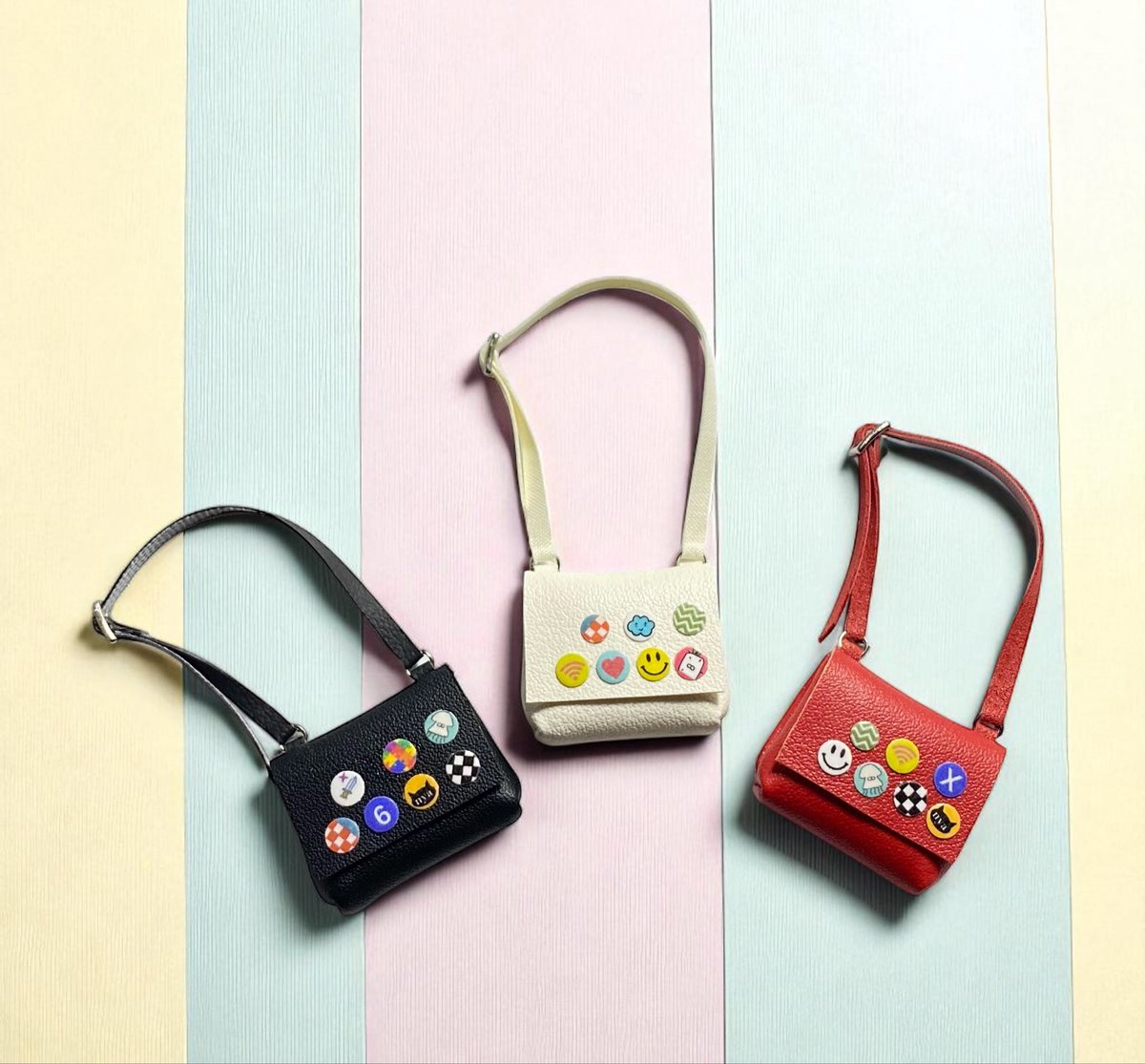 1/12ショルダー小 デニム
本体約2cm四方の小さめショルダーです。
缶バッジ無しも承ります。
通常サイズのショルダーも在庫追加しました。
minne
minne.com/@kotokotolife