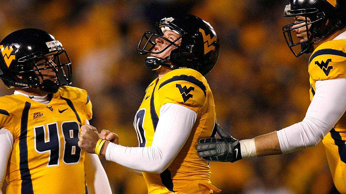 GhostofWhip's tweet image. Meanwhile Pat McAfee kicking in perfect field conditions and on turf: