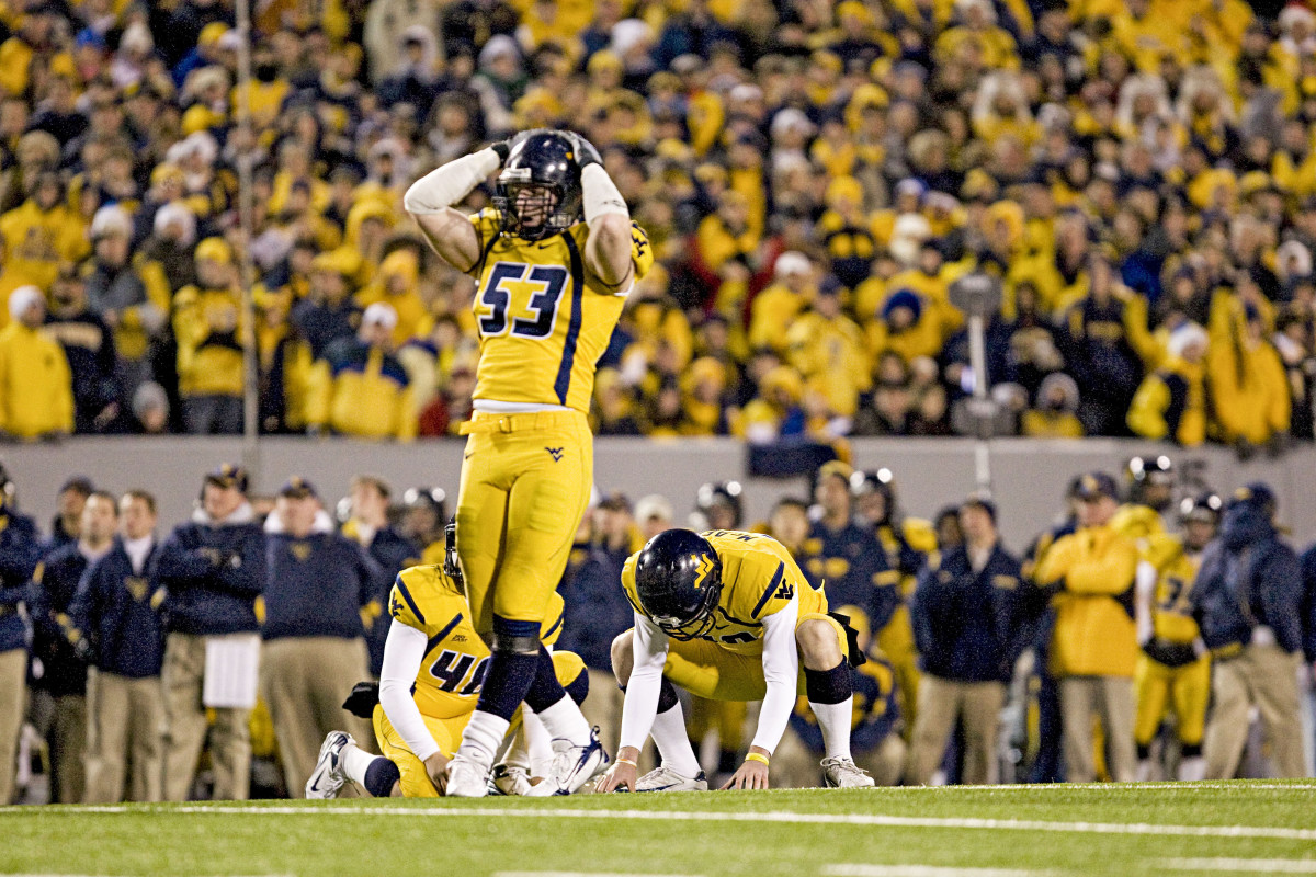 GhostofWhip's tweet image. Meanwhile Pat McAfee kicking in perfect field conditions and on turf: