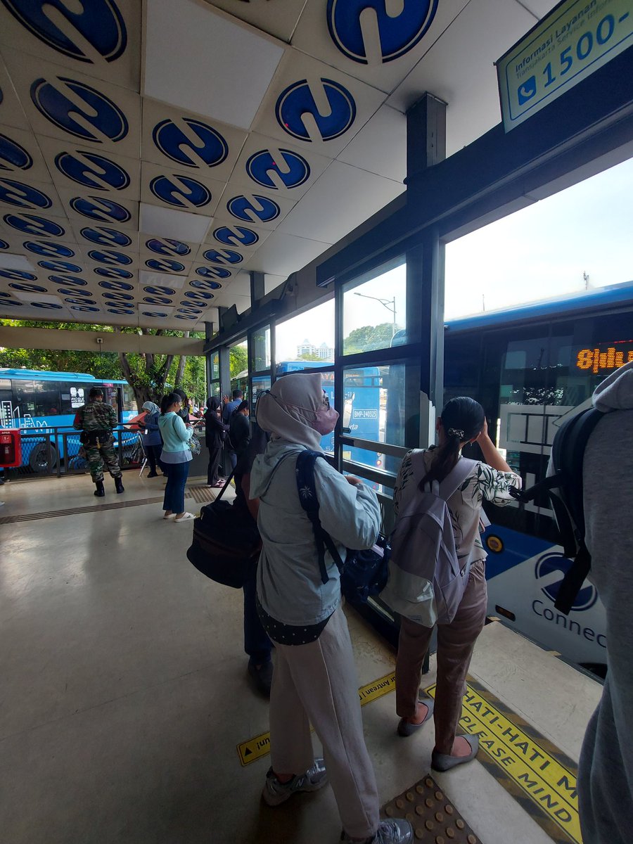 hapizun1's tweet photo. Dikasih tempat khusus wanita, malah antri di tempat yang kebanyakan pria https://t.co/mYwnuRiJQM