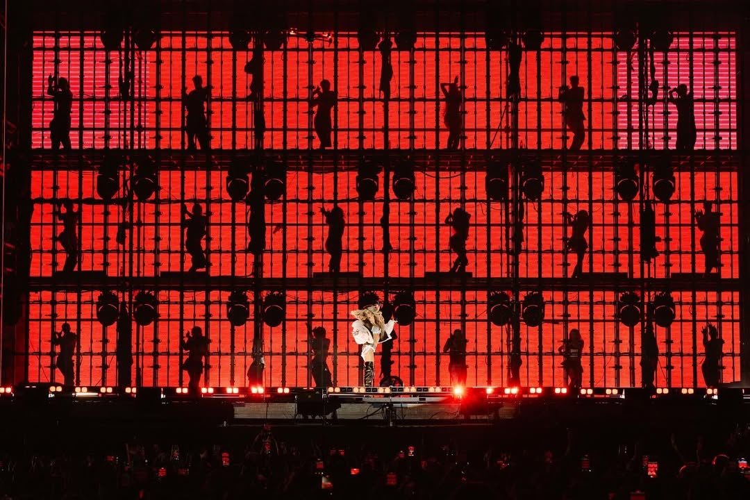 ustedes entienden que estó NO son pantallas, están bailando EN VIVO, que genialidad