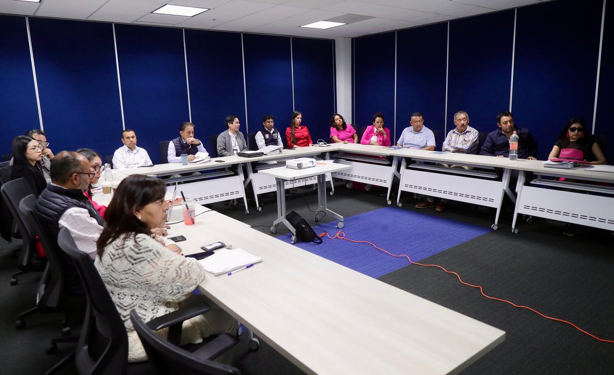 SICTmx's tweet photo. Representantes de la #SICT y de la @SEGOB_mx sostuvieron un encuentro con integrantes de la Unión para la Transformación de Transportes A.C. y de la Unión Nacional de Mujeres Emprendedoras del Transporte A.C., para escuchar y atender sus solicitudes.  
🗣️ Tras un diálogo abierto y constructivo, se acordó mantener el canal de comunicación para dar puntual seguimiento a los temas planteados.