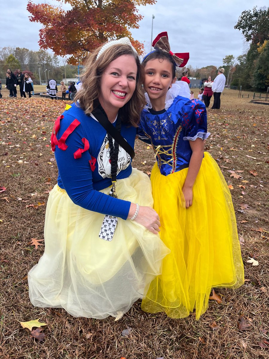 Kdnelson01's tweet photo. Our Sharks had a spook-tacular time diving into pumpkin-themed learning, trick-or-treating through the halls, and celebrating fall fun together! 🍂🧡

#MakingWaves #SharkStrong #MossStreetElementary #FallFun #PumpkinLearning https://t.co/OB6gXDlak6