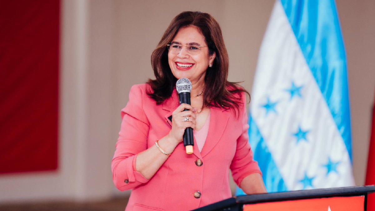 rvpadillahn's tweet photo. Como miembro del Partido LIBRE y funcionario del gobierno de Xiomara Castro condeno la conspiración que intentan montar el Partido Nacional y el Partido Liberal en contra del proceso electoral venidero a través de su peón en el CNE la señora Cosette López cuya conducta y proceder dicen lo que son esas organizaciones políticas….lo más abyecto de nuestra política. 
La información que tenemos asegura el triunfo de nuestra candidata la abogada Rixi Moncada cuya seriedad, profesionalismo y honradez han sido reconocidas por la población. 
Inclinarse a favor del partido LIBRE es lo correcto, lo sabio y lo que garantiza el desarrollo ya que nuestro partido tiene como eje central de su existencia la lucha contra la pobreza, la desigualdad y la corrupción.  
Ratifico que no somos un partido perfecto, -tenemos y reconocemos nuestros errores- pero nuestra doctrina y principios garantizan el desarrollo, la armonía social y la felicidad para cada hondureño.
La pretendida conspiración únicamente refleja el temor que nos tienen, no por ser violentos o pendencieros, sino por la fuerza de nuestras ideas y encanto que encuentra nuestra doctrina en la población. 
Venceremos!!!! @RixiPresidenta @manuelzr