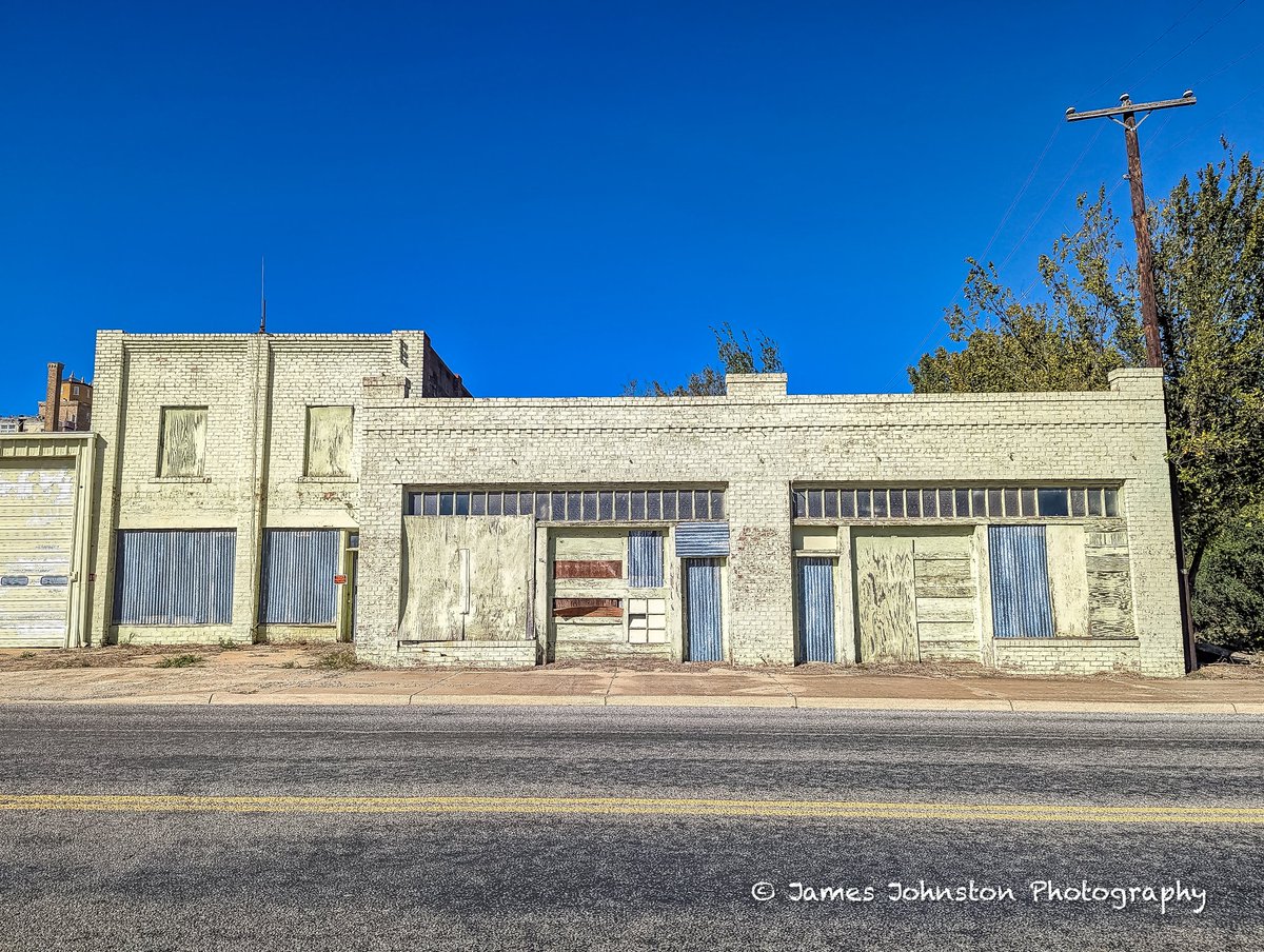 Element321's tweet photo. Eastland, Texas

#Texas  #vanishingtexas  #jj_lonestartx #jj_abandoned #ipulledoverforthis #rsa_outdoors #tmwanders #backroad_visions #abandoned_junkies #grime_lords  #ruralexploration #rural  #abandoned  #abandonedplaces #abandonedtexas #abandonedphotography #teampixel https://t.co/FrJOxUMeyy
