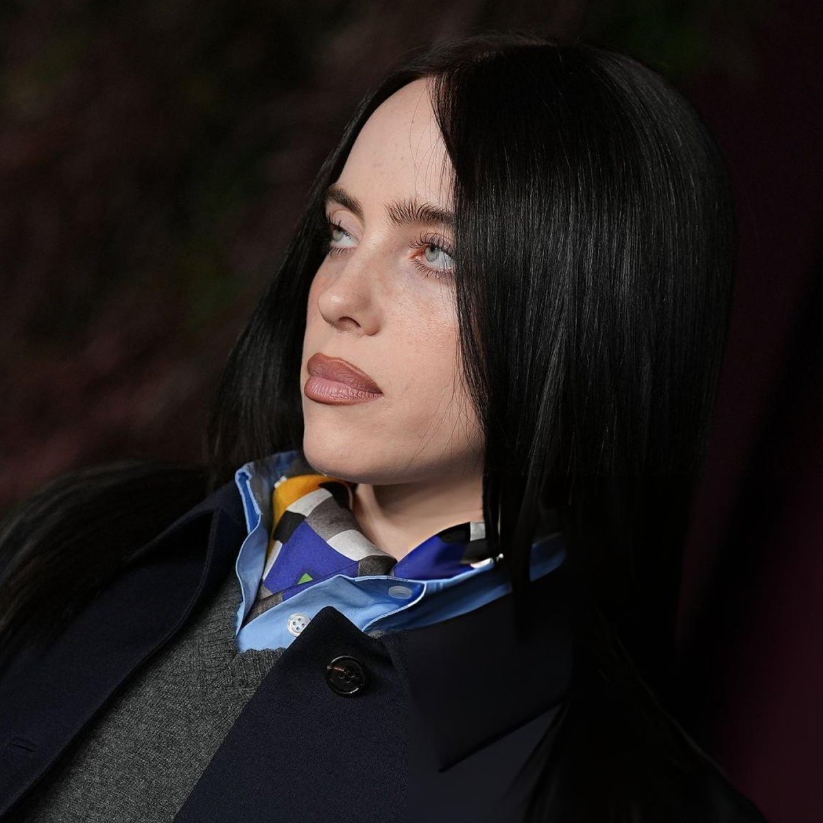 ¡PRECIOSA! Billie Eilish en la alfombra roja del evento de la revista WSJ. 🩷