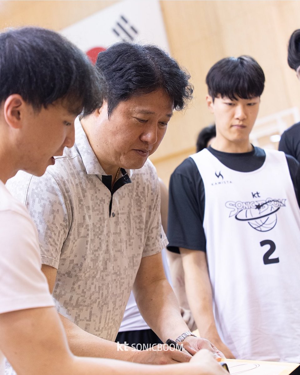ruinedlifeisegg's tweet photo. 문감의 비시즌 패션
매순간 이상한 옷을 입고계셨는데
다행히도 어느순간부터 케이티 소닉붐 의류가 지급되었다는 https://t.co/WVl5ZF26q0