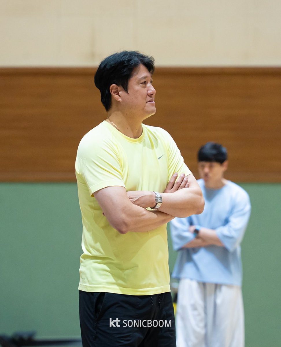 ruinedlifeisegg's tweet photo. 문감의 비시즌 패션
매순간 이상한 옷을 입고계셨는데
다행히도 어느순간부터 케이티 소닉붐 의류가 지급되었다는 https://t.co/WVl5ZF26q0