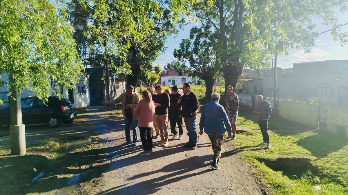 psmontevideo's tweet photo. 👉🏼 Recorrimos Cadorna, Tres Ombúes Nuevo y el asentamiento Nueva Esperanza junto al edil @juanceretta y compañeros.

💬 Salimos a conversar con las vecinas y los vecinos, escuchar sus preocupaciones y compartir ideas sobre cómo seguir construyendo soluciones colectivas. https://t.co/Tcwp8h0q3s