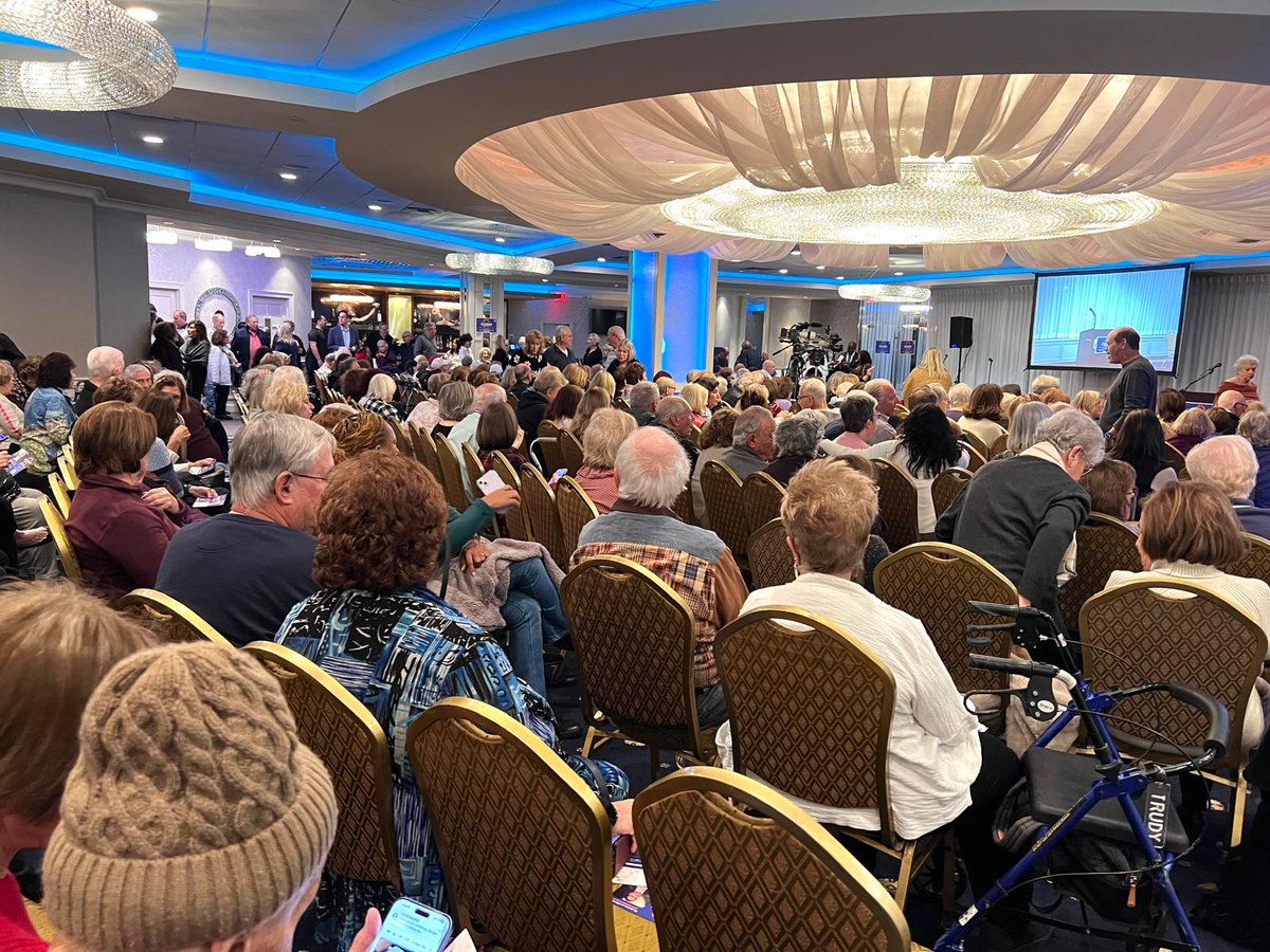 ycinnewyork's tweet image. Standing room only at North Shore Towers tonight. Full of affection and gratitude for Andrew Cuomo. @andrewcuomo #VoteCuomo #ReadyOnDay1