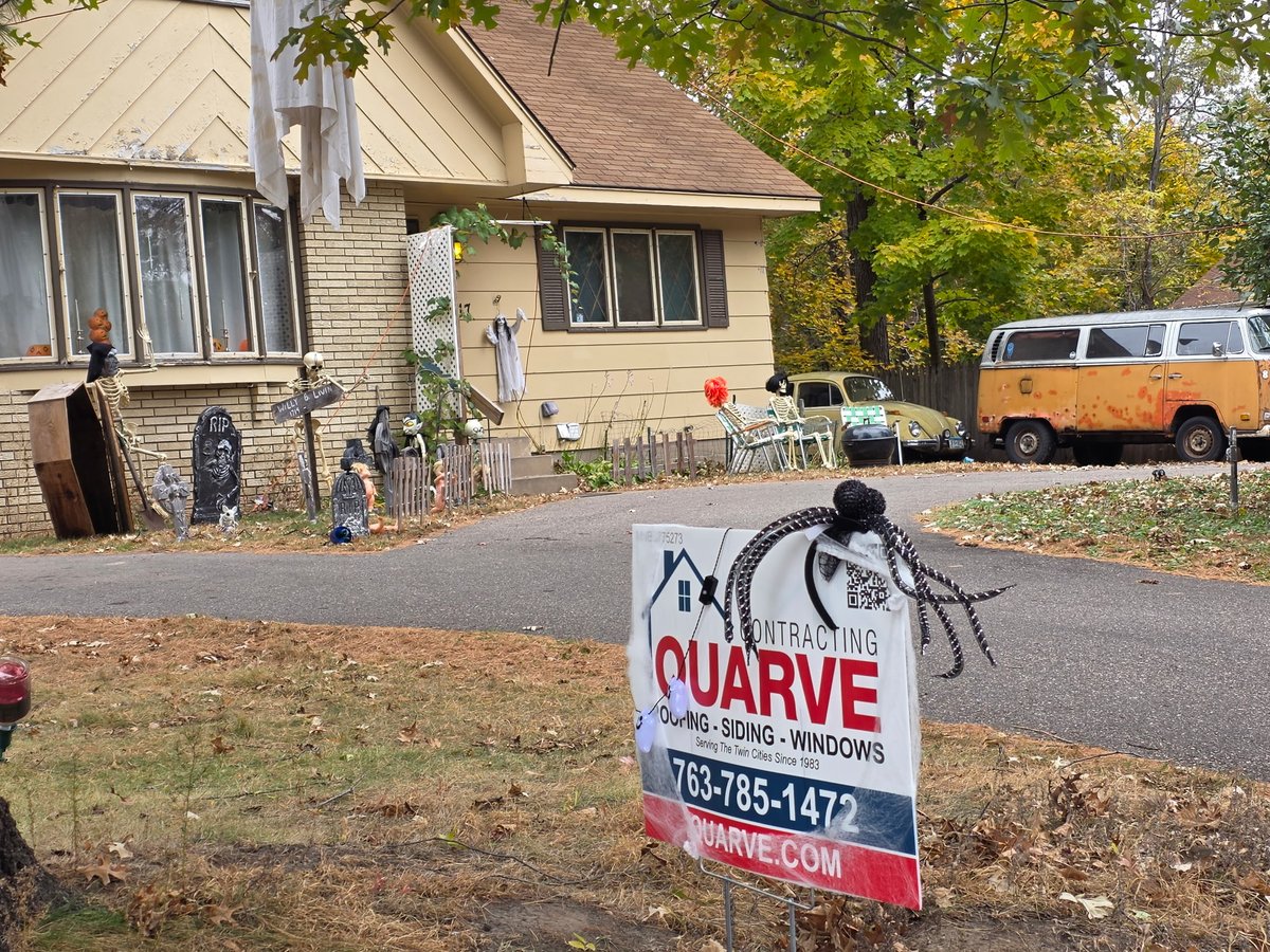 A special touch when posting a Quarve yard sign by Andrew on the Sales Team. Wishing everyone a fun and safe Halloween!
