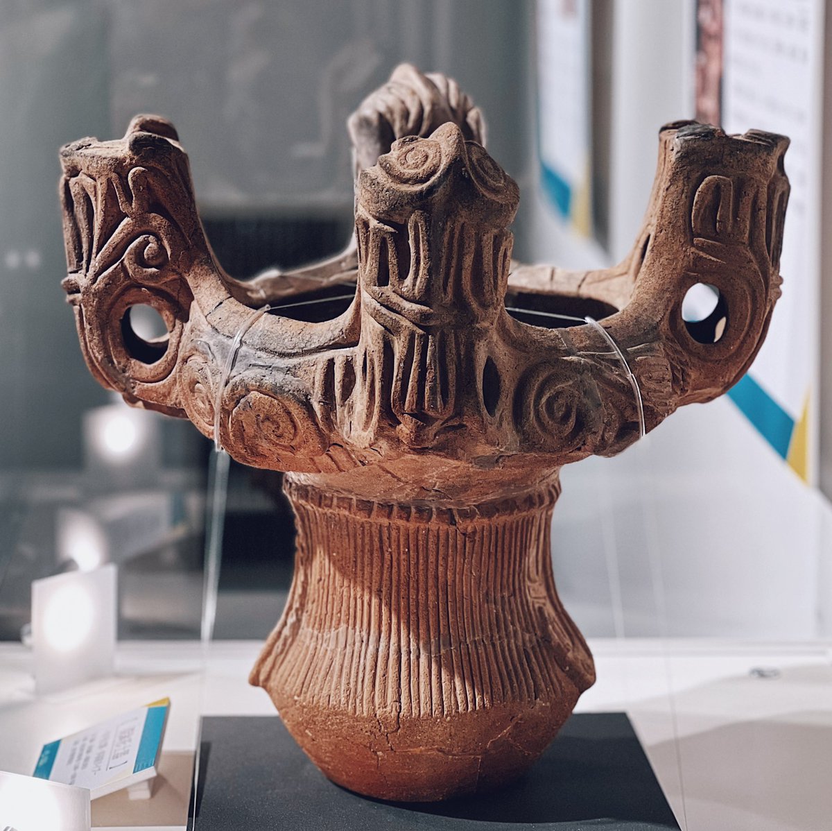 同じく多喜窪タイプの井戸尻式土器。山梨県高松遺跡。細かな文様や塔の