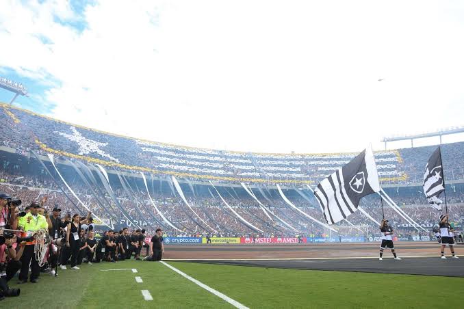 Noitedecopa's tweet image. 🏟️⚫⚪ O que a torcida do Botafogo fez ano passado em Buenos Aires não deve ser normalizado, foi coisa de outro Mundo...

Será que algum time brasileiro esse ano vai pra final e fazer mais uma INVASÃO absurda?