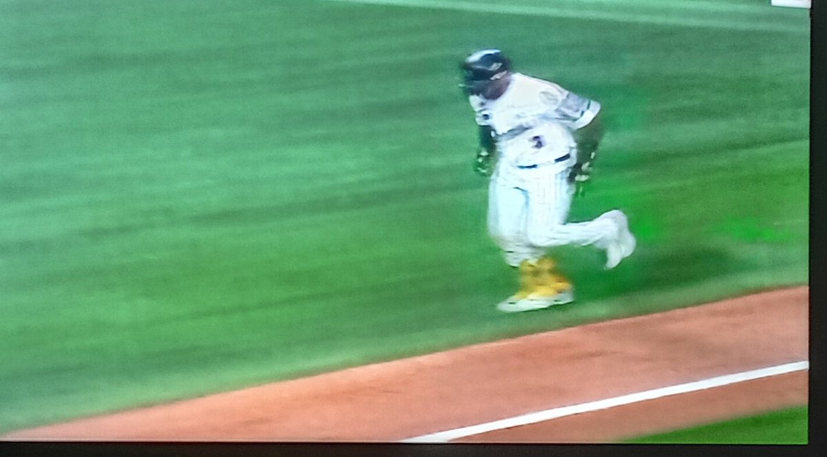 #Cojedes|| Cuadrangular de Haron Castro pone arriba a los <a href="/leones_cbbc/">Leones del Caracas</a> frente al <a href="/Magallanes_bbc/">Magallanes BBC ⚓️⚾️</a> en la baja del sexto episodio. #oct29 <a href="/ClaroyRaspao3/">Claro y Raspao</a> <a href="/joseluismonroy/">jose luis monroy</a> <a href="/juancavillegas/">juan carlos villegas</a> <a href="/franklinguitten/">Franklin Guitten</a> <a href="/RosedelCampo/">Rosedel Campo</a> <a href="/YulisbethYrigo3/">YulisbethYrigoyen</a> <a href="/igorprieto/">Igor Prieto</a>