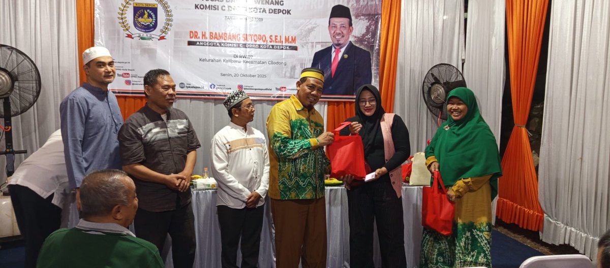 Bambangsutop0's tweet photo. Mensosialisasikan tugas kerja, fungsi dan wewenang komisi C DPRD Depok, turun langsung ke lapangan, melihat permasalahan yg terjadi berupa sampah, banjir, macet, longsor, jalan rusak dan Gelap, masalah situ yg tercemar limbah, dll #dprddepok #soskom https://t.co/wz70yo5z0D