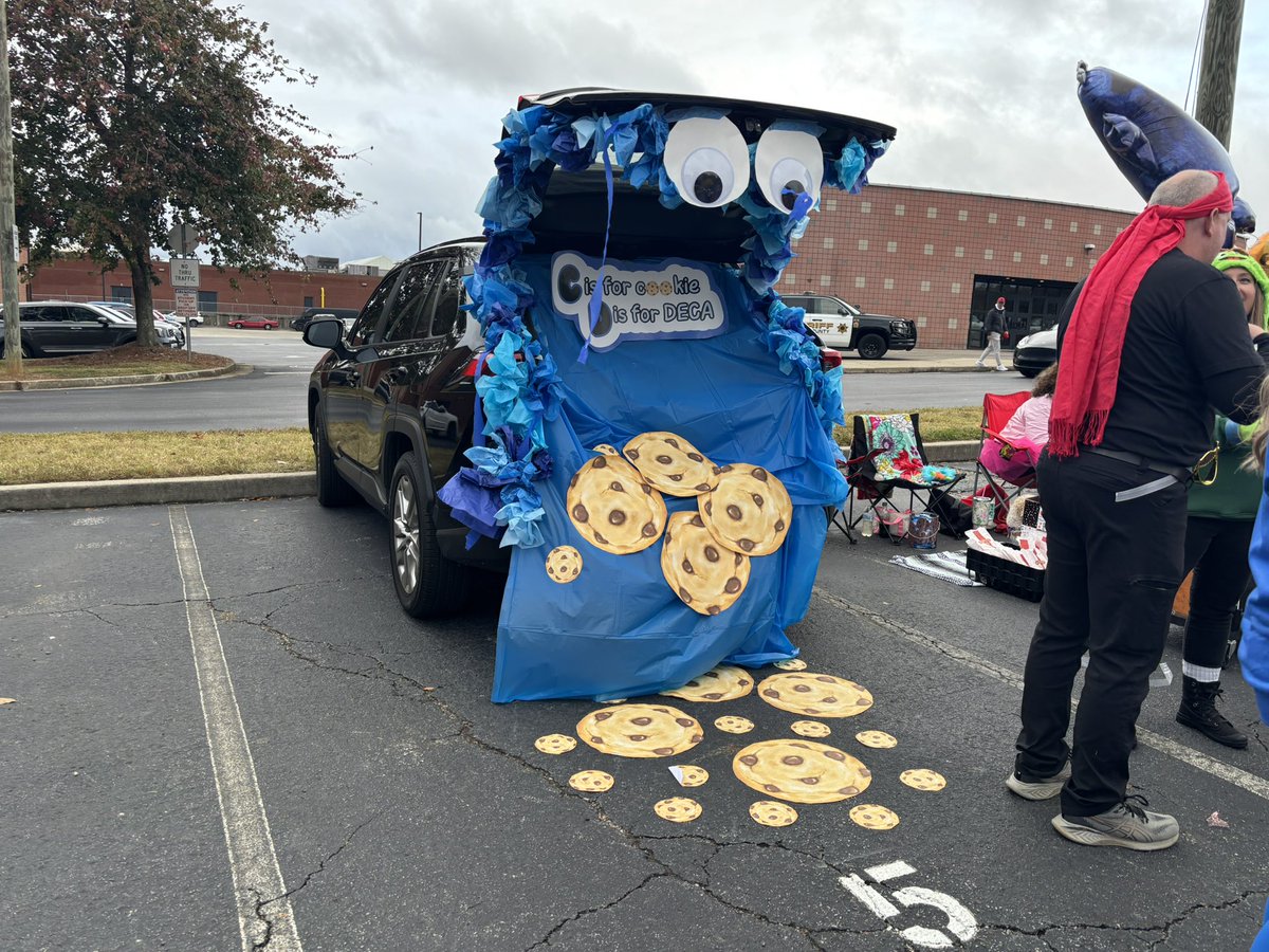 MrsCMacAllaster's tweet photo. Last night we had a fabulous North United Trunk or Treat! Go Raiders! 💜 https://t.co/HXXg8ctb8d