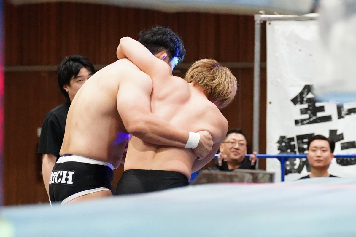 y17sx's tweet photo. #ajpw北斗市 20251026
#鈴木秀樹 #小藤将太
#AggressiveCats
タッグパートナーに手を差し伸べて、
戻っていきました🥹 https://t.co/OYJ2BTrtBn
