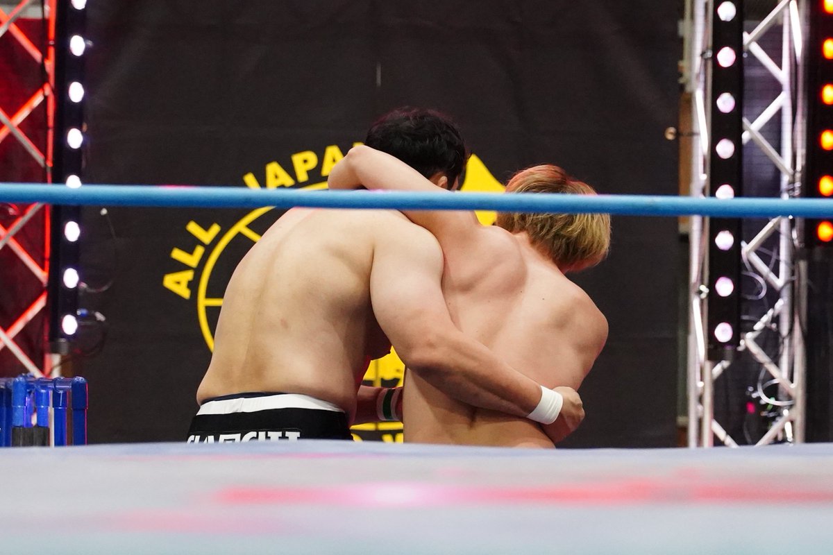 y17sx's tweet photo. #ajpw北斗市 20251026
#鈴木秀樹 #小藤将太
#AggressiveCats
タッグパートナーに手を差し伸べて、
戻っていきました🥹 https://t.co/OYJ2BTrtBn