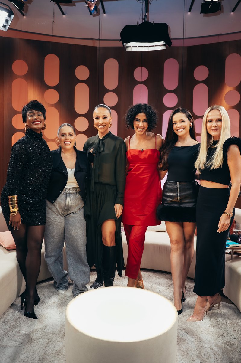 Sofá completo e o papo promete! 💄✨
<a href="/SabrinaSato/">Sabrina Sato</a>  já está no #SaiaJustaNoGNT , vem com a gente!