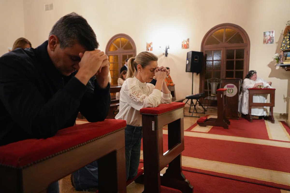 SantiPenap's tweet image. Hoy compartimos una misa de acción de gracias junto a @LetiOcamposP, y los miembros del gabinete.
Agradecemos a Dios por guiarnos en este camino de servicio al Paraguay y por la bendición apostólica que recibimos de Su Santidad @Pontifex.