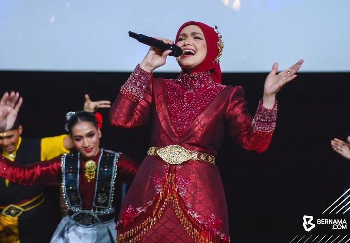 faezahsaad's tweet image. Team #Kesuma, rupanyaa Aisha Retno dah bagi hint perkataaan (KE)(SU)(MA) melalui verse 1 Kesuma.

(KE) Kendatipun masa silam sempat menyulami diri,
(SU) Sukma ini sudah berbelasungkawa manja,
(MA) Maka datanglah wahai atma baru untuk jiwa lara.

#Teambarutahu #GemaBumantara