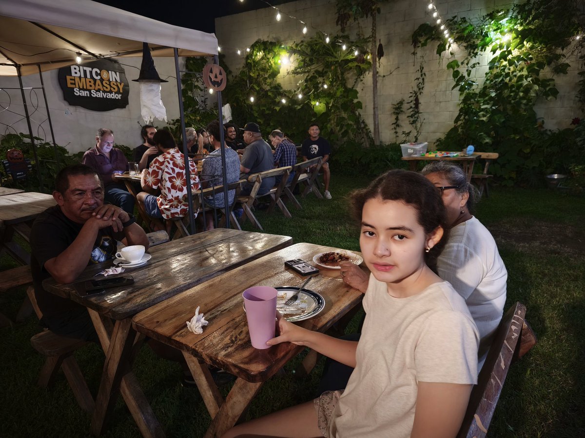 BTCEmbassy_SV's tweet photo. Having a fun night!
#Bitcoin #BitcoinEmbassy #ElSalvador https://t.co/bz6POKNFY2